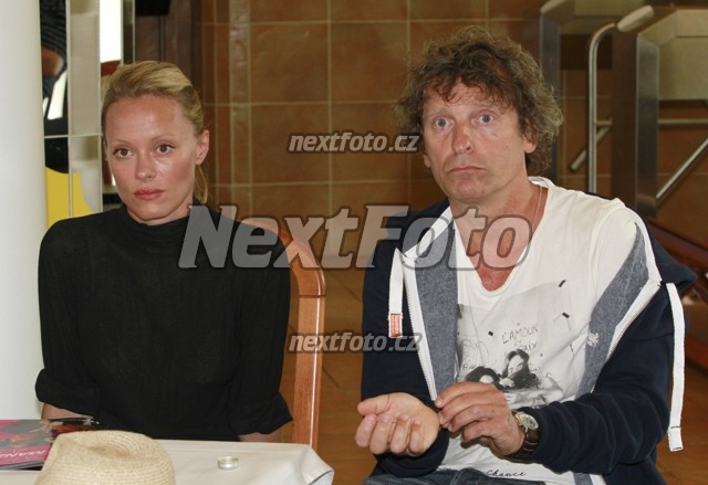 7101 Linda Rybova David Prachar
