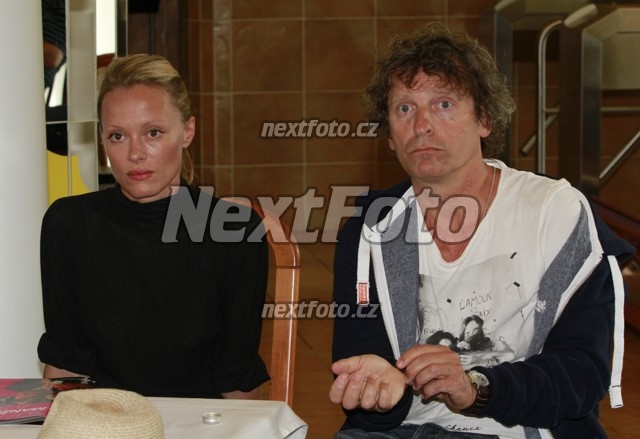 7102 Linda Rybova David Prachar