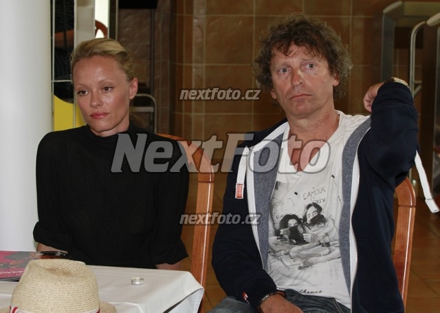 7104 Linda Rybova David Prachar