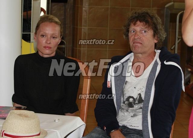 7105 Linda Rybova David Prachar