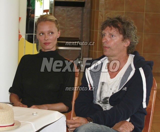 7150 Linda Rybova David Prachar