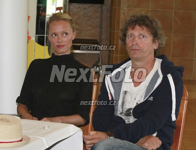 7151 Linda Rybova David Prachar