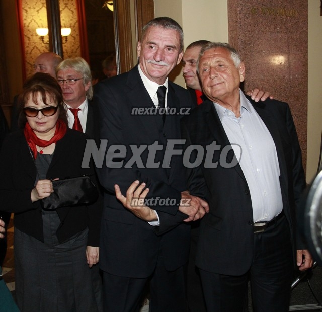 1294 Jiri Menzel Martin Huba Libuse Safrankova