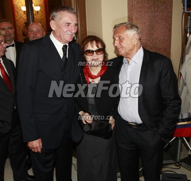 1321 Jiri Menzel Martin Huba Libuse Safrankova
