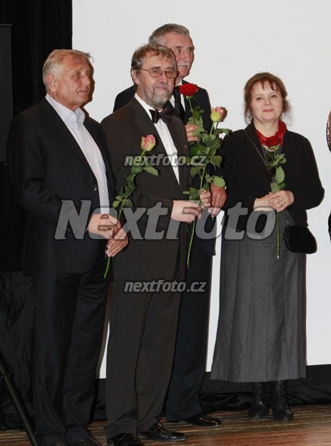 1401 Jiri Menzel Martin Huba Libuse Safrankova