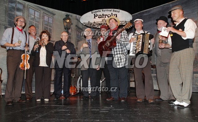 9880 Gustav Oplustil Jirina Bohdalova Radan Dolejs Lubomir Focko Jiri Suchy Slapeto
