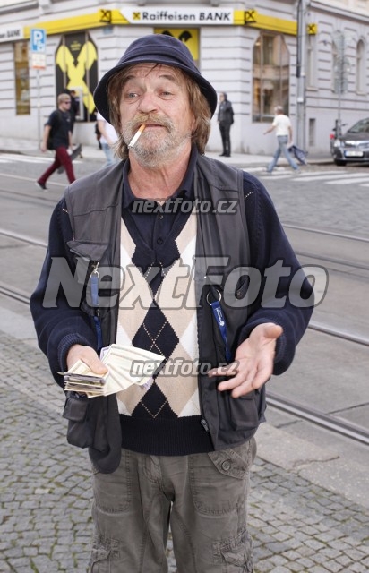 8235 Roman Skamene