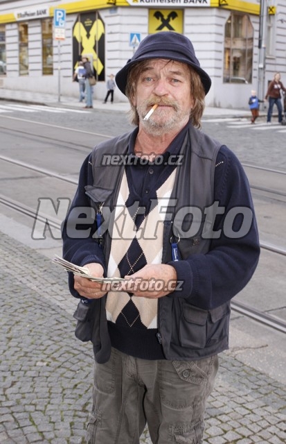 8239 Roman Skamene