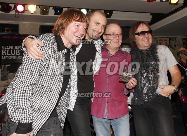 9823 Petr Janda Milan Broum Jiri Valenta Martin Vajgl