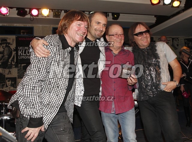 9825 Petr Janda Milan Broum Jiri Valenta Martin Vajgl
