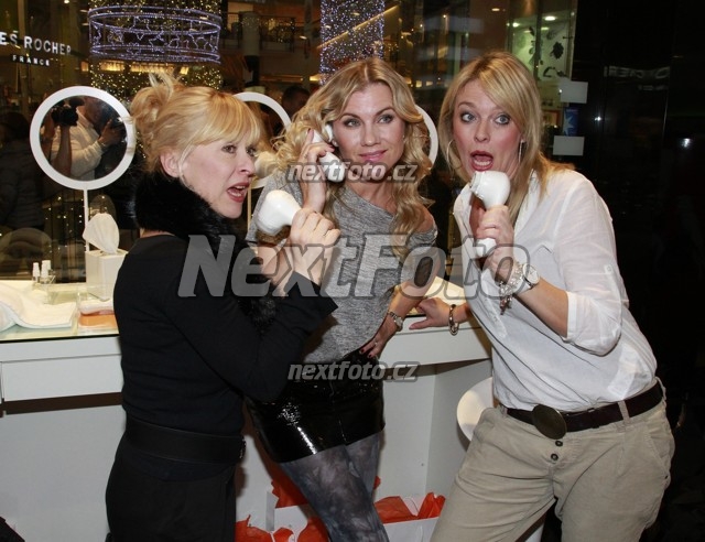 7230 Dana Batulkova Leona Machalkova Lucie Benesova