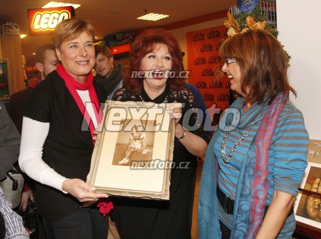 2087 Saskia Buresova Marie Tomsova Marie Retkova