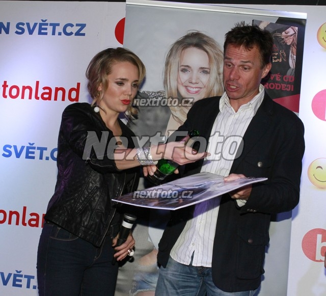 4383 Lucie Vondrackova Janek Ledecky