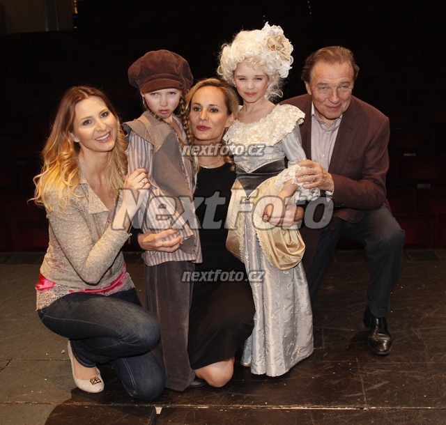 5872 Charlotte Ella Gottova Monika Absolonova Nelly Sofie Gottova Ivana Gottova Karel Gott