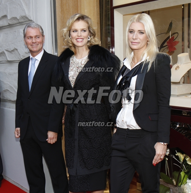 8282 Eva Herzigova
