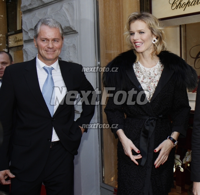 8285 Eva Herzigova