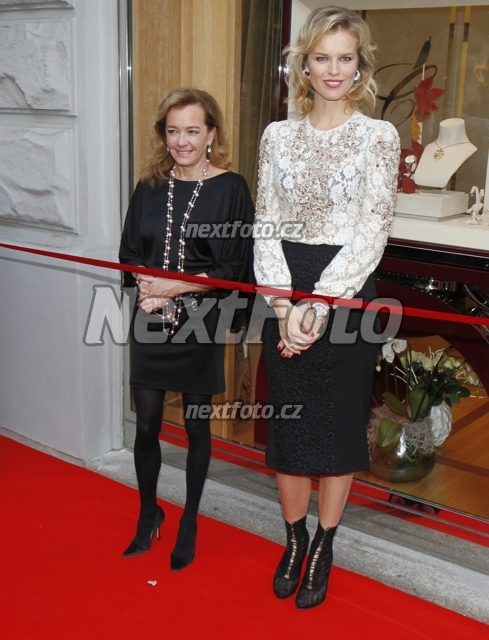 8306 Eva Herzigova Caroline Scheufele