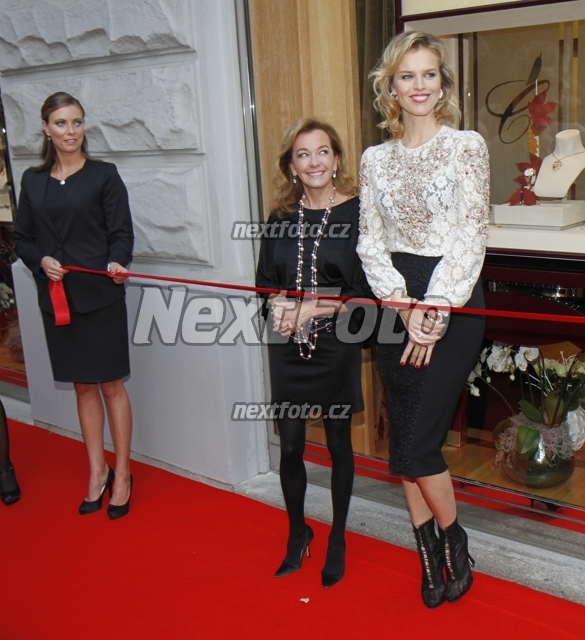 8311 Eva Herzigova Caroline Scheufele