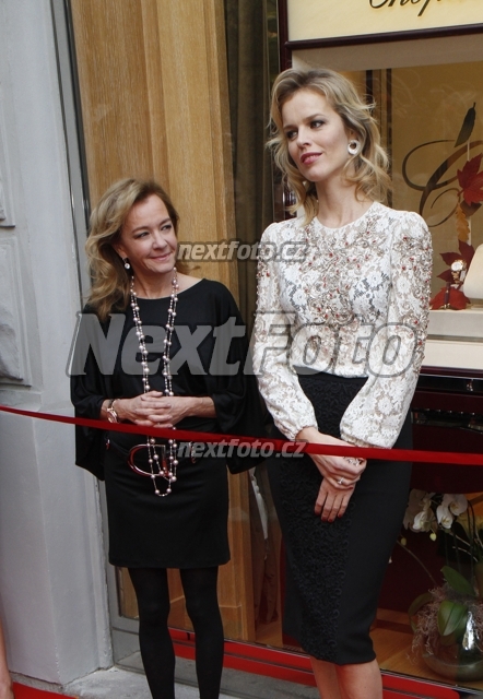 8331 Eva Herzigova Caroline Scheufele