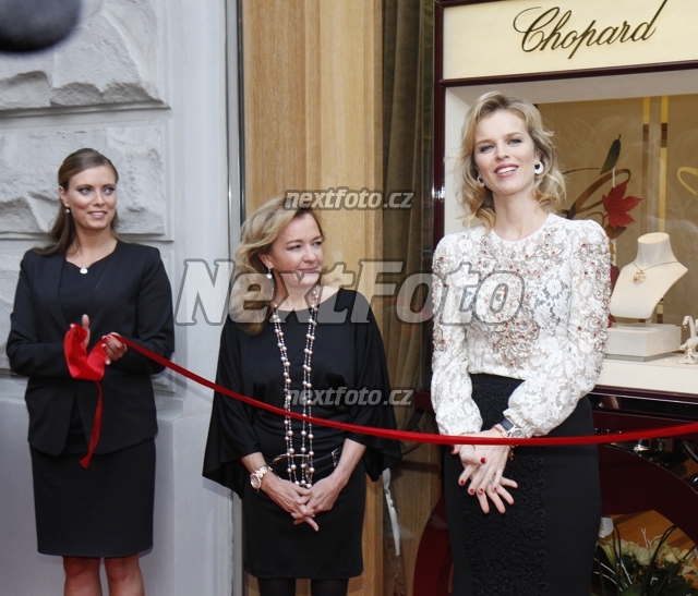 8351 Eva Herzigova Caroline Scheufele
