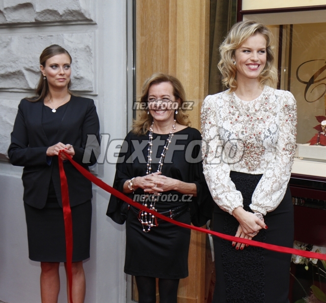 8352 Eva Herzigova Caroline Scheufele