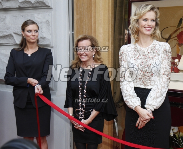 8353 Eva Herzigova Caroline Scheufele