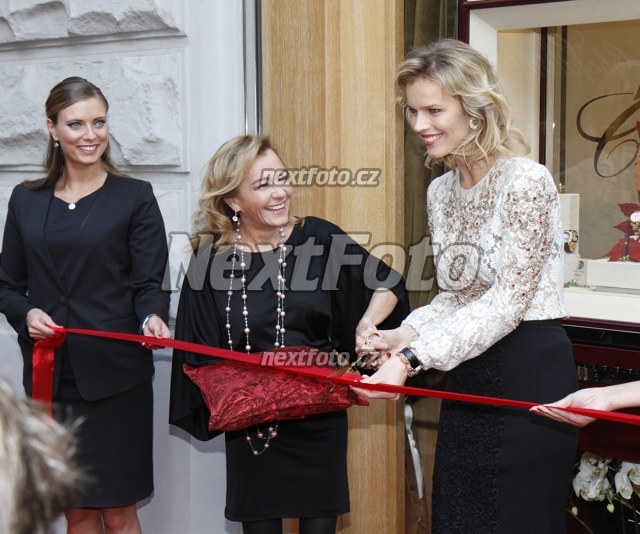 8369 Eva Herzigova Caroline Scheufele