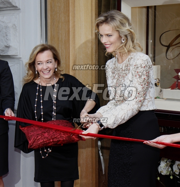 8370 Eva Herzigova Caroline Scheufele