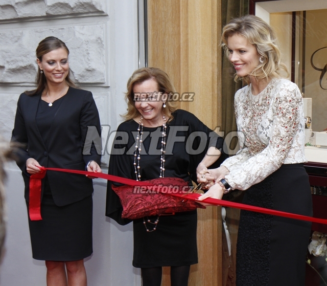 8371 Eva Herzigova Caroline Scheufele