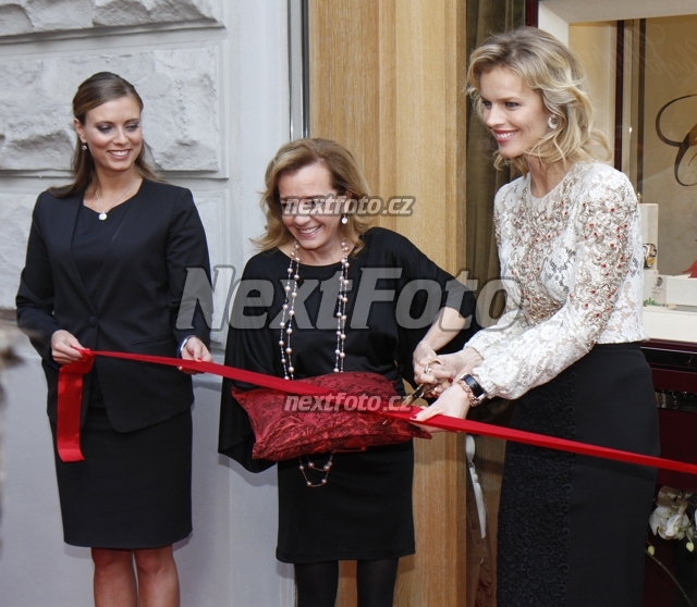 8372 Eva Herzigova Caroline Scheufele
