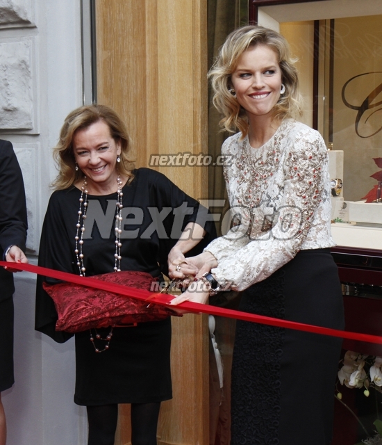 8374 Eva Herzigova Caroline Scheufele
