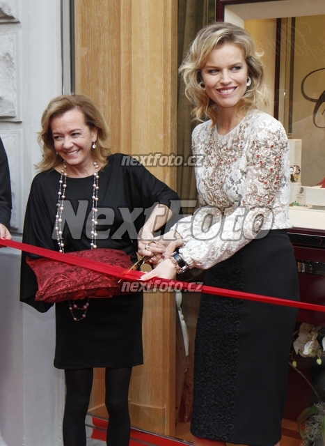 8375 Eva Herzigova Caroline Scheufele