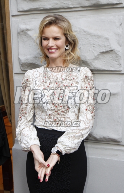 8391 Eva Herzigova