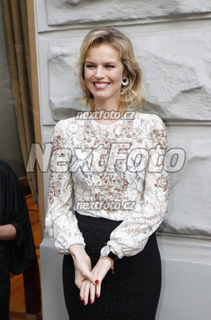 8392 Eva Herzigova