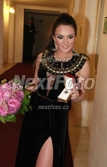 8774 Ewa Farna