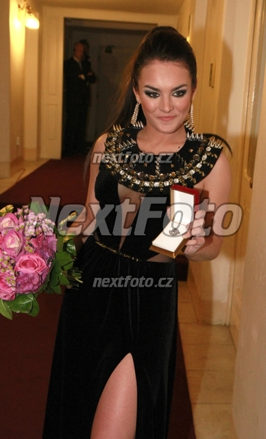 8775 Ewa Farna