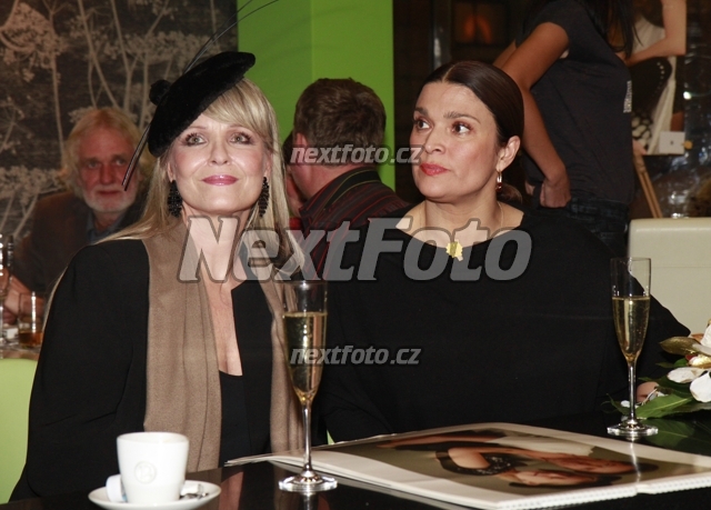 4860 Mahulena Bocanova Chantal Poullain