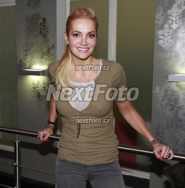 0102 Dara Rolins