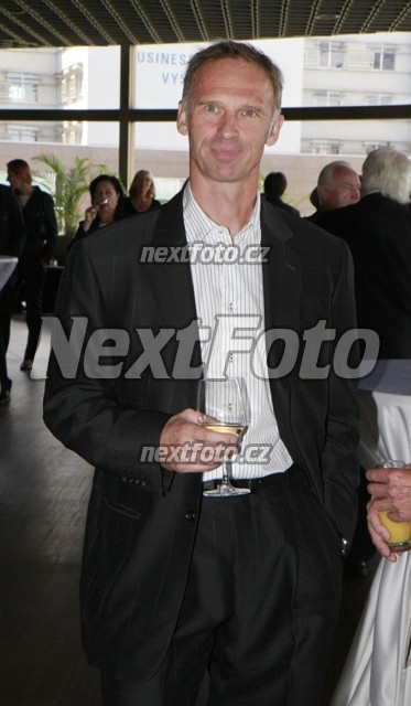 8710 Dominik Hasek
